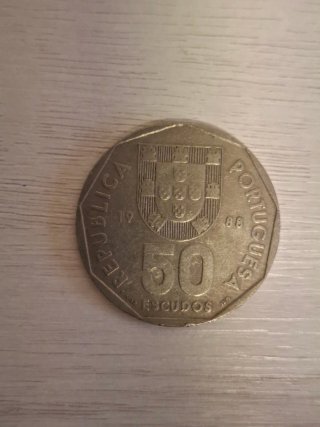 Moneda antigua con barco