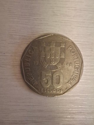 Moneda antigua con barco