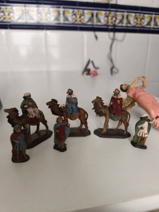 Belén antiguo de barro con ángel