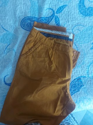 Pantalón chino color mostaza