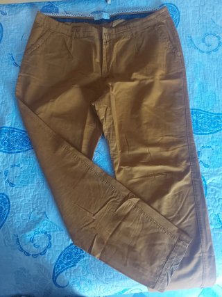 Pantalón chino color mostaza