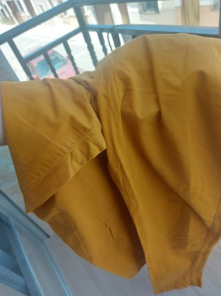 Pantalón chino color mostaza
