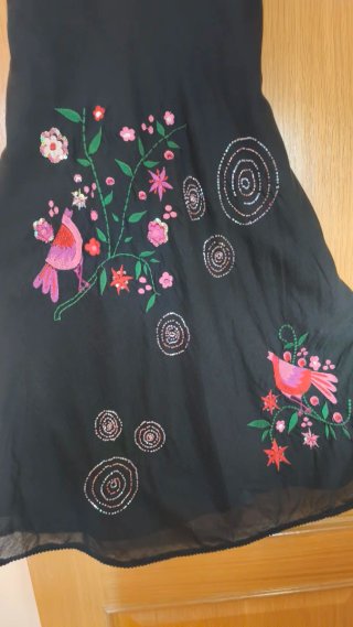 Vestido negro bordado pájaros y flores