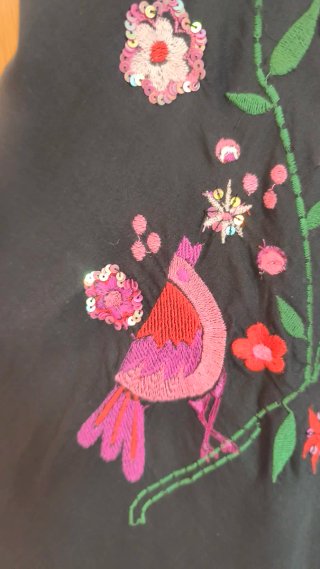 Vestido negro bordado pájaros y flores