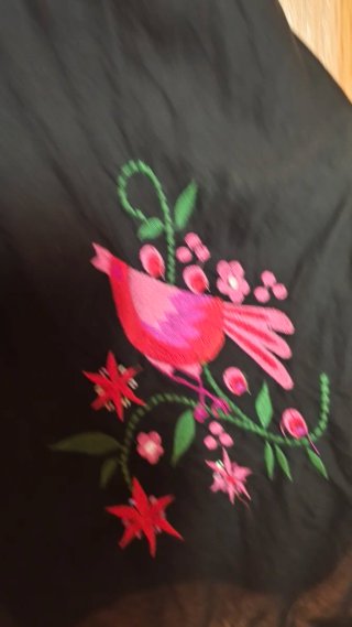 Vestido negro bordado pájaros y flores