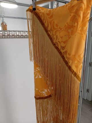 Mantoncillo Flamenco Dorado con Flecos