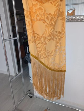 Mantoncillo Flamenco Dorado con Flecos