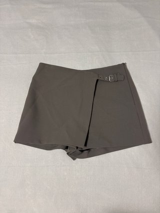 Falda gris con cinturón
