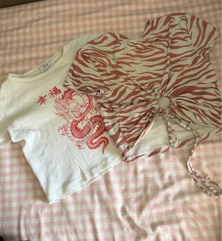 Pack 2 Camisetas Crop Blancas con estampado.