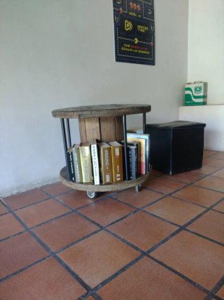 Mesa Librería Rústica para café y sofá