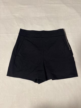 Pantalón corto negro con cremallera