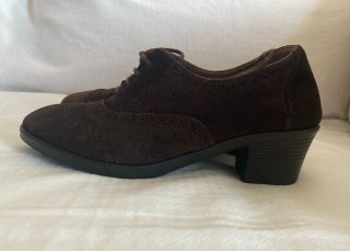 Zapatos de ante marrón con tacón