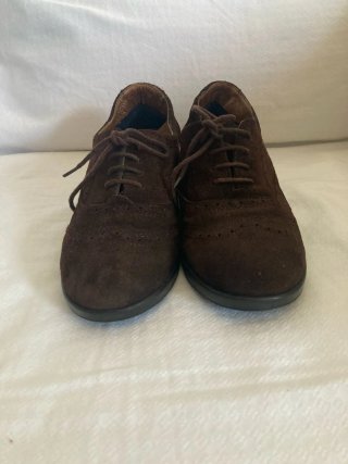 Zapatos de ante marrón con tacón