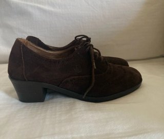 Zapatos de ante marrón con tacón