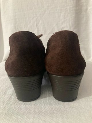 Zapatos de ante marrón con tacón