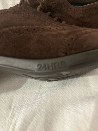 Zapatos de ante marrón con tacón