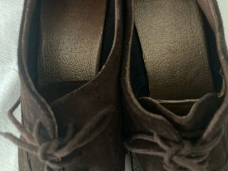 Zapatos de ante marrón con tacón