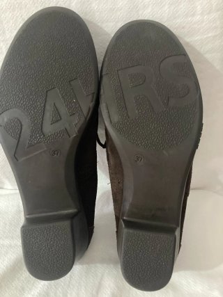 Zapatos de ante marrón con tacón