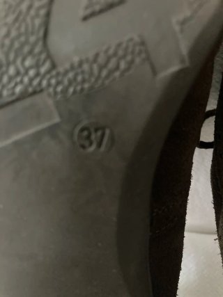 Zapatos de ante marrón con tacón