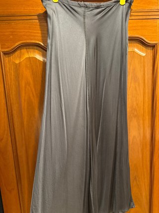Falda midi Zara satinada negra Talla M
