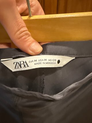 Falda midi Zara satinada negra Talla M