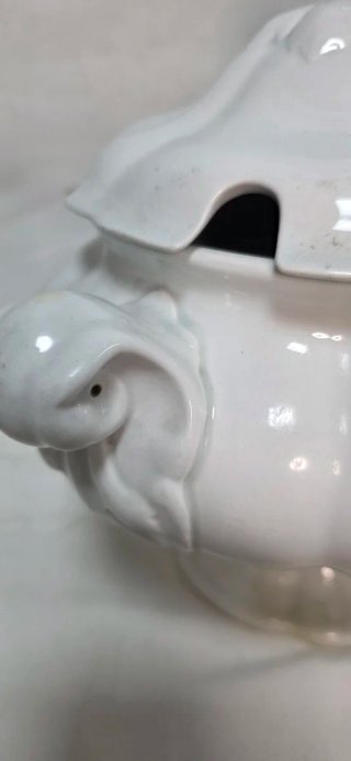 Sopera de cerámica blanca
