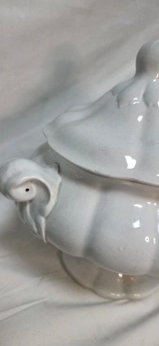 Sopera de cerámica blanca
