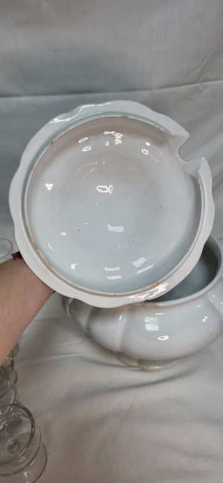 Sopera de cerámica blanca