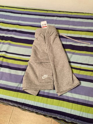 Pantalón corto Nike gris