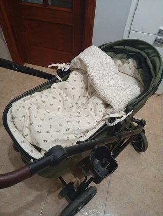 Carro de bebé verde