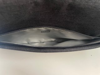 Funda portátil HP gris con asa y detalle piel