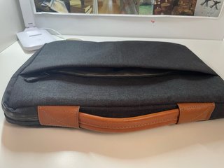 Funda portátil HP gris con asa y detalle piel