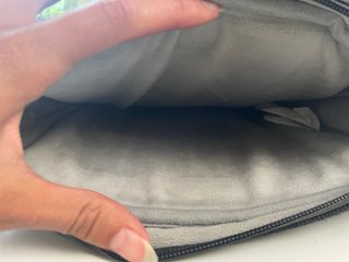Funda portátil HP gris con asa y detalle piel