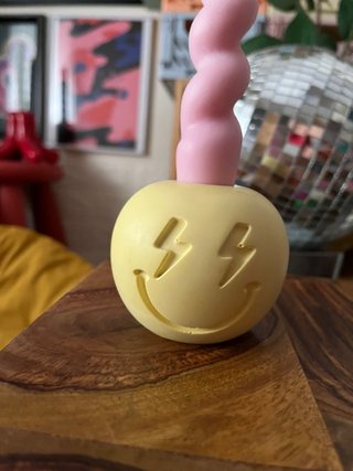 Vela Smiley con forma de bola, marca Im Twenty Two