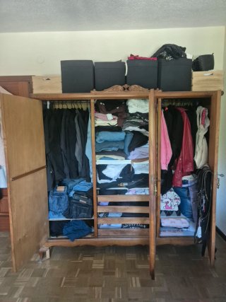 Armario vintage de madera mas 2 mesas de noche.