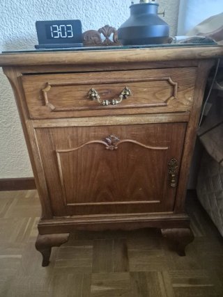 Armario vintage de madera mas 2 mesas de noche.