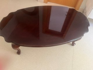 Mesa de centro ovalada de madera