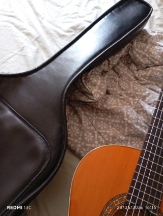 Guitarra Alhambra 1987 con funda
