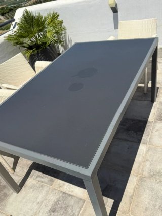 Tavolo da giardino grigio e beige