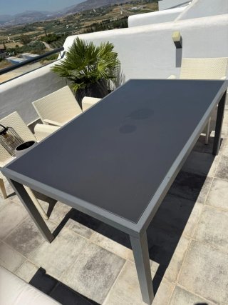 Tavolo da giardino grigio e beige