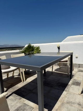 Tavolo da giardino grigio e beige