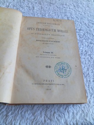 Libro antiguo en latín. 1890