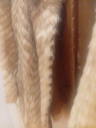 Abrigo de piel beige y marrón
