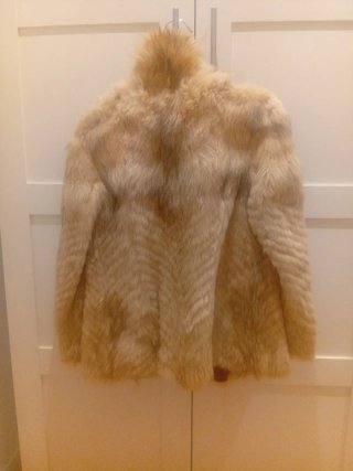 Abrigo de piel beige y marrón