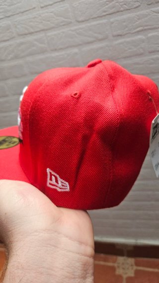 Gorra New Era Roja con Rosa