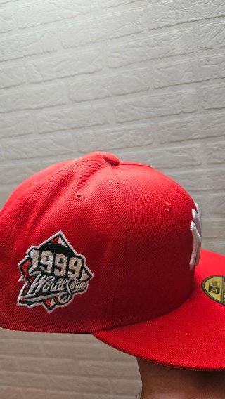 Gorra New Era Roja con Rosa