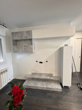 Mueble de salón gris y blanco