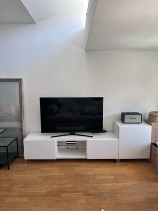 Mueble TV blanco con cristal protector