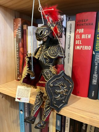 Marioneta caballero con armadura