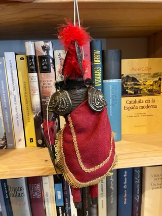 Marioneta caballero con armadura